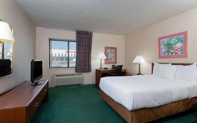 Day use room with work desk at Norwood Inn Statefare Grounds.