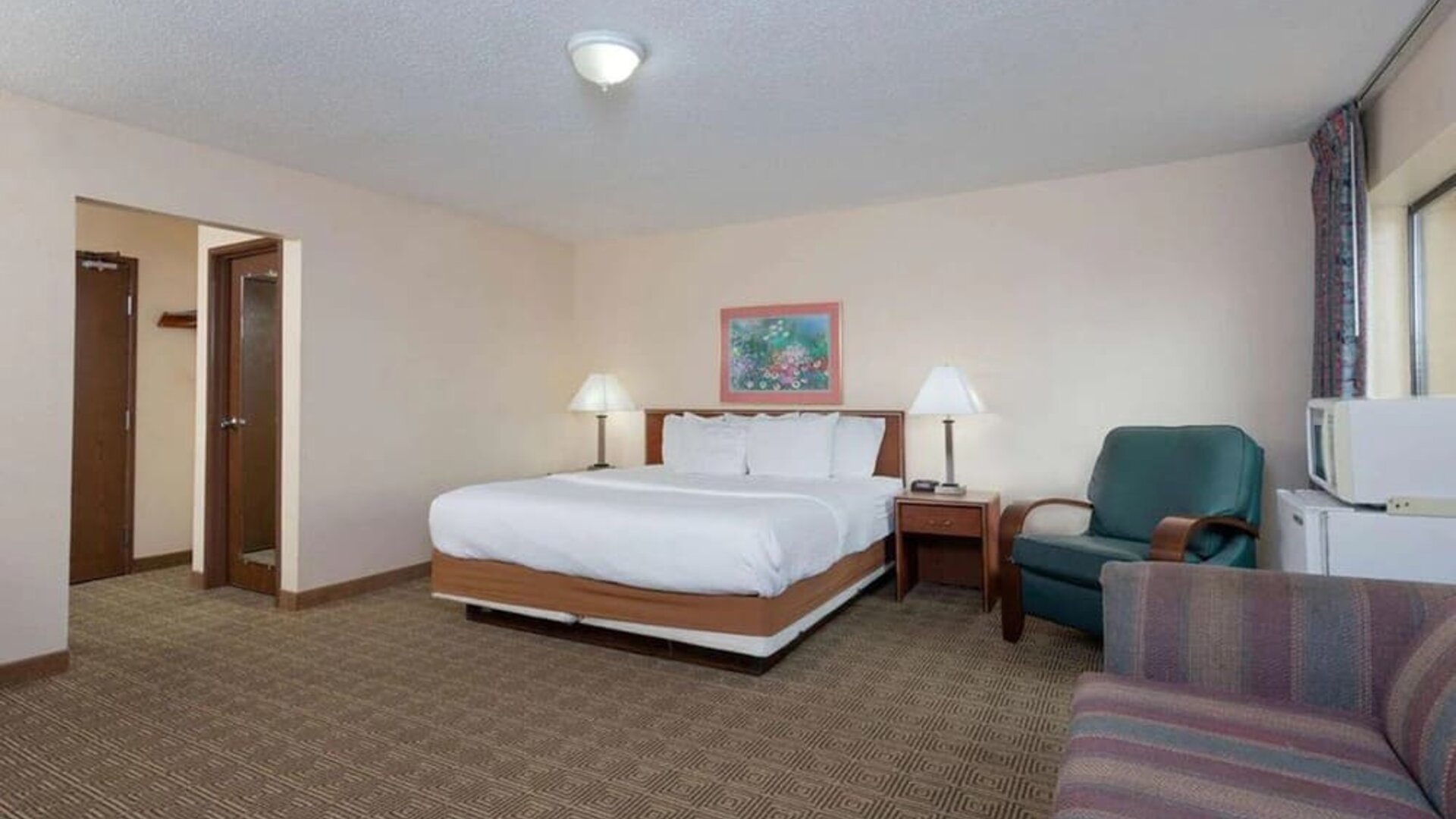 Spacious day use room at Norwood Inn Statefare Grounds.