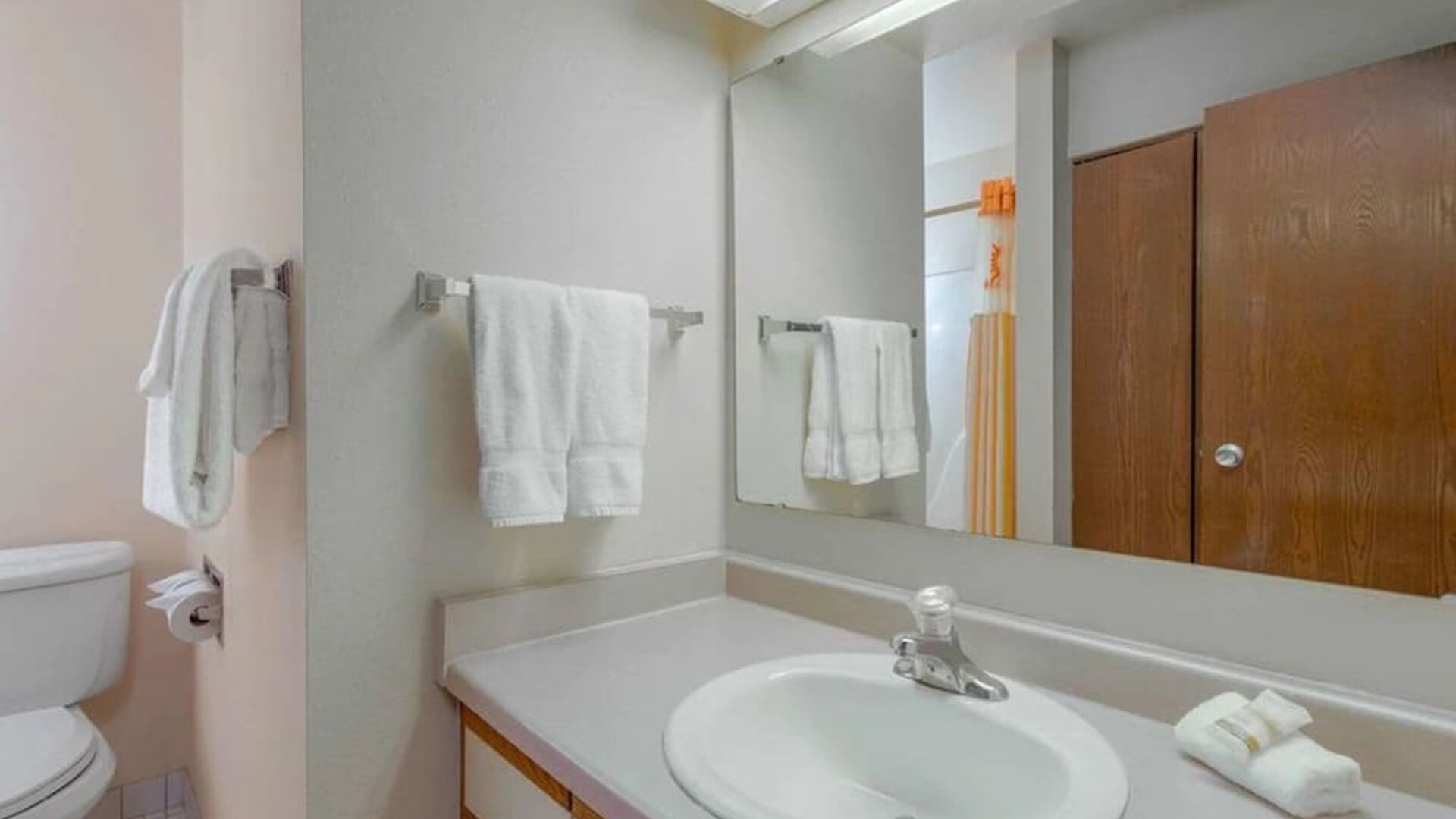 Guest bathroom with shower at Norwood Inn Statefare Grounds.