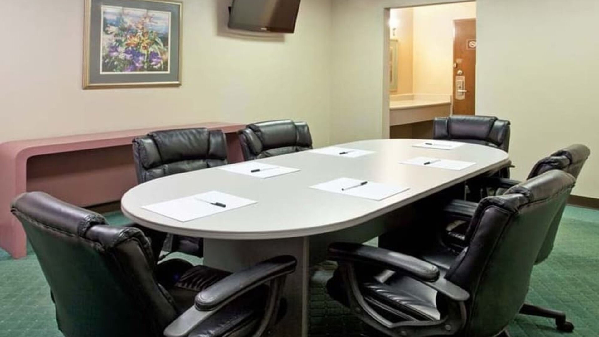 Meeting room at Norwood Inn Statefare Grounds.