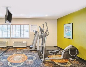 Fitness center at Hotel Inn Milwaukee.