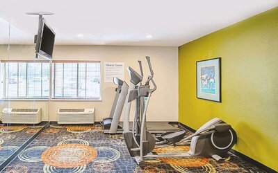 Fitness center at Hotel Inn Milwaukee.