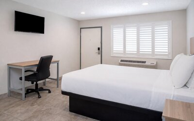 Super 8 by Wyndham Bakersfield CA Near Airport