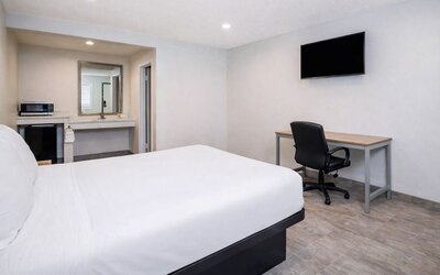 Super 8 by Wyndham Bakersfield CA Near Airport