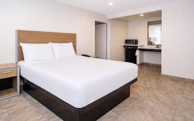 Super 8 by Wyndham Bakersfield CA Near Airport