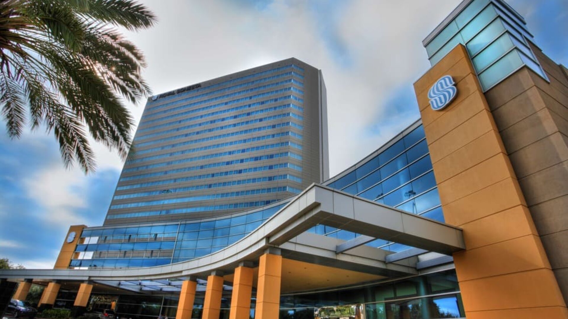 Royal Sonesta Houston Galleria’s parking area is by the hotel’s covered entranceway, which features plenty of potted plants.