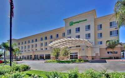 Holiday Inn & Suites Bakersfield by IHG