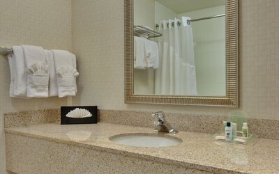 Holiday Inn & Suites Bakersfield by IHG