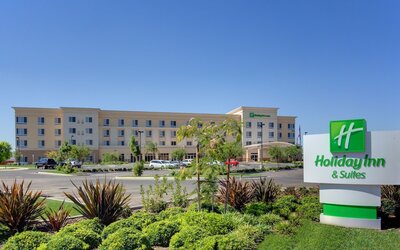 Holiday Inn & Suites Bakersfield by IHG