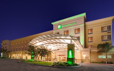 Holiday Inn & Suites Bakersfield by IHG