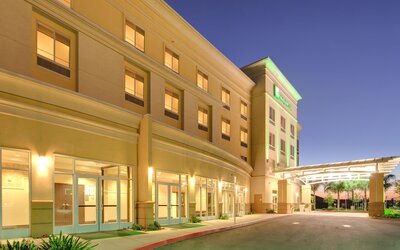 Holiday Inn & Suites Bakersfield by IHG