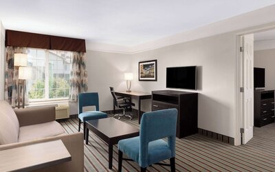 La Quinta Inn & Suites by Wyndham Bakersfield North