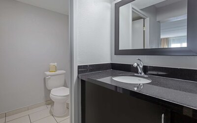 Clarion Hotel & Suites BWI Airport North