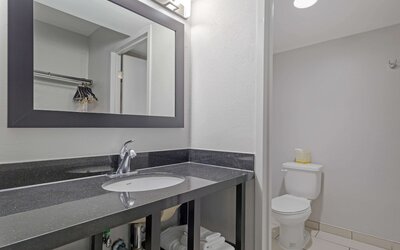 Clarion Hotel & Suites BWI Airport North