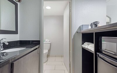 Clarion Hotel & Suites BWI Airport North