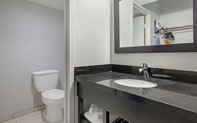 Clarion Hotel & Suites BWI Airport North