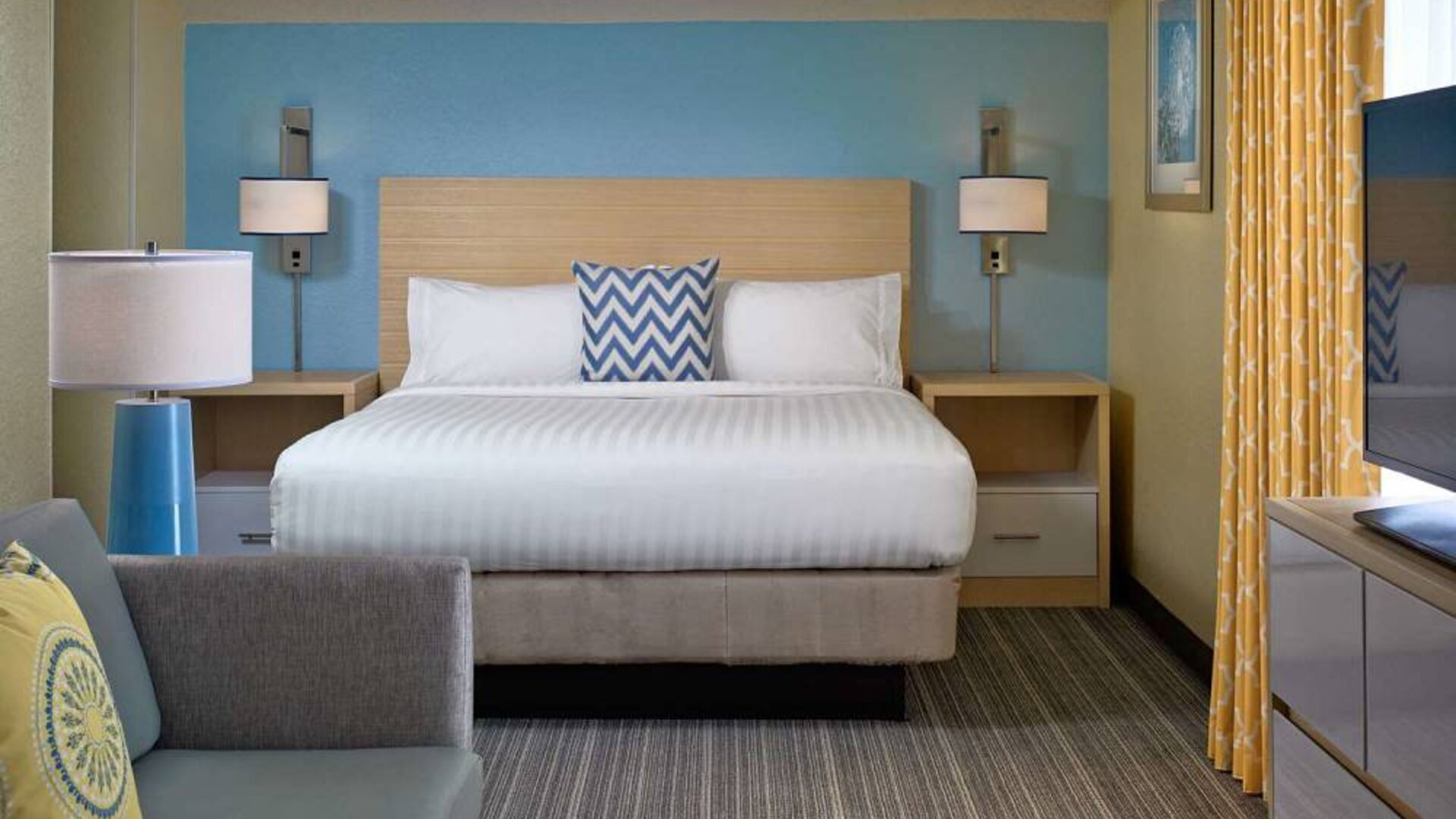 Double bed guest room in Sonesta ES Suites Cincinnati - Blue Ash, including sofa, window, and TV.