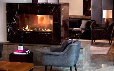 Royal Sonesta Washington DC Dupont Circle’s lobby lounge is furnished with comfortable seating, coffee tables, and a fireplace.