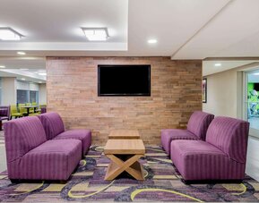 La Quinta Inn & Suites by Wyndham Baltimore BWI Airport