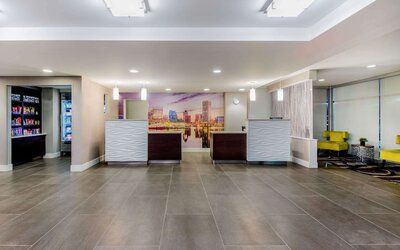 La Quinta Inn & Suites by Wyndham Baltimore BWI Airport