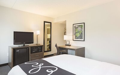 La Quinta Inn & Suites by Wyndham Baltimore BWI Airport