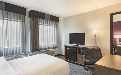 La Quinta Inn & Suites by Wyndham Baltimore BWI Airport