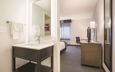 La Quinta Inn & Suites by Wyndham Baltimore BWI Airport