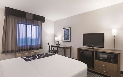 La Quinta Inn & Suites by Wyndham Baltimore BWI Airport
