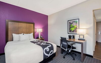 La Quinta Inn & Suites by Wyndham Baltimore BWI Airport