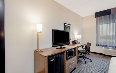 La Quinta Inn & Suites by Wyndham Baltimore BWI Airport