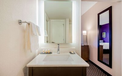La Quinta Inn & Suites by Wyndham Baltimore BWI Airport