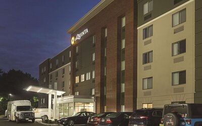 La Quinta Inn & Suites by Wyndham Baltimore BWI Airport