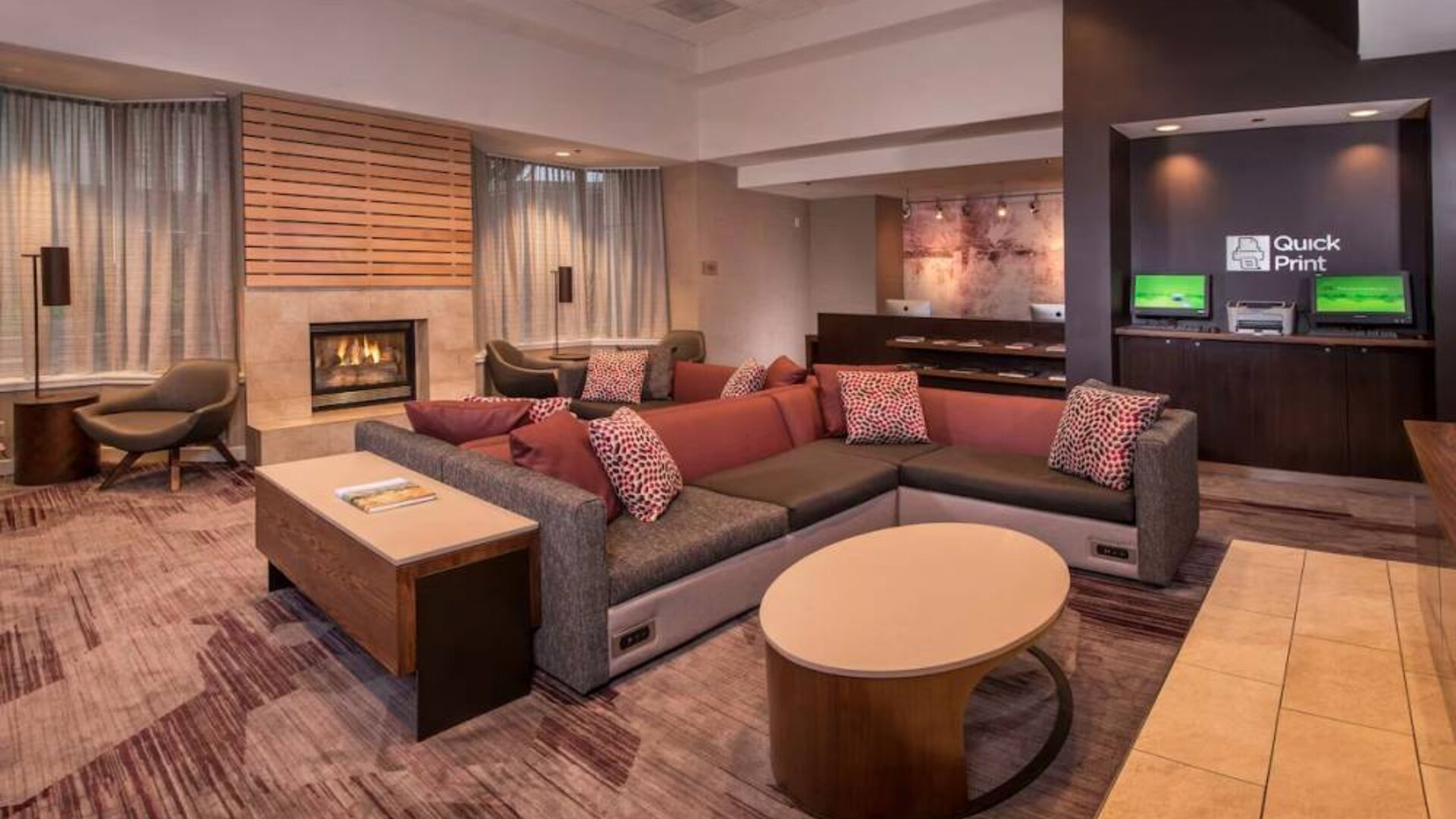 Sonesta Select Arlington Rosslyn’s lobby lounge has comfortable sofa and chair seating, coffee tables, and a fireplace.