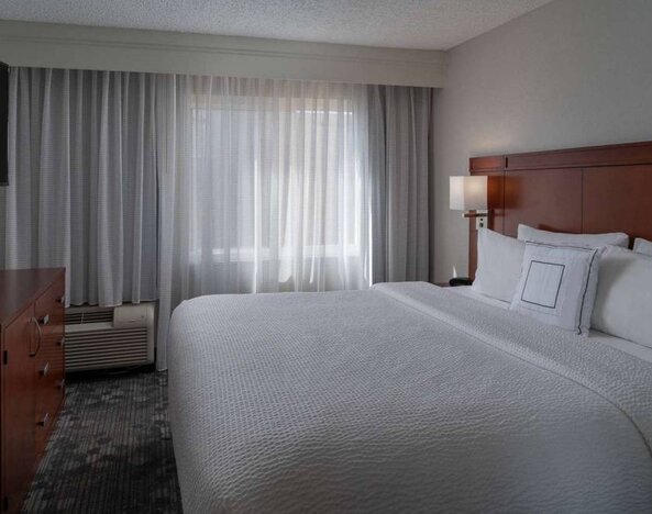Double bed guest room in Sonesta Select Chattanooga Hamilton Place, including window and widescreen television.