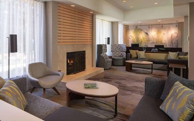 Sonesta Select Chattanooga Hamilton Place’s lobby lounge has comfortable seating, coffee tables, and a fireplace.