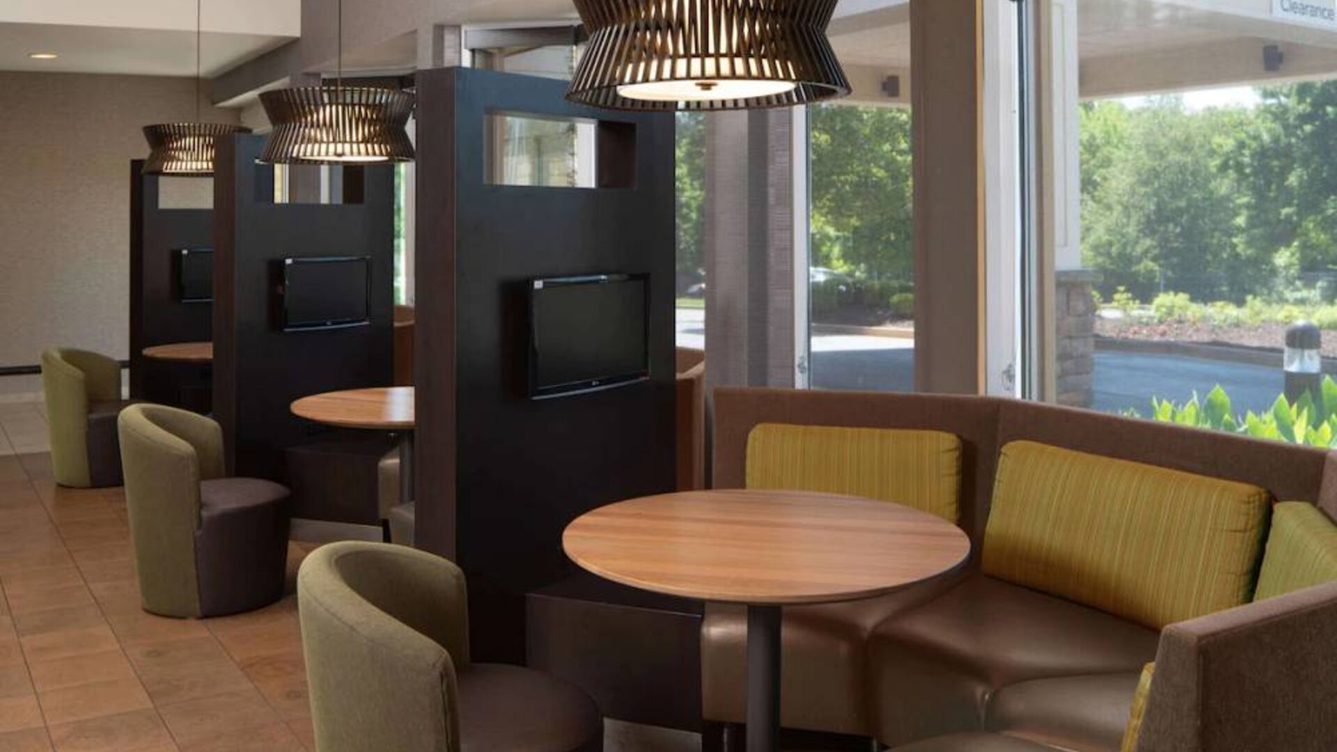 Sonesta Select Chattanooga Hamilton Place’s media pods offer cozy nooks for co-working with comfy seating, a TV, and coffee table each.