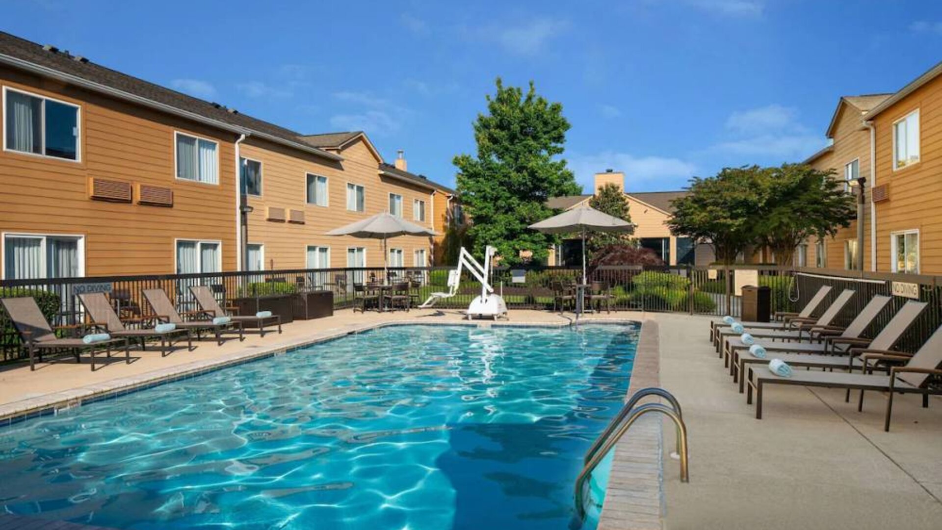 Sonesta Select Chattanooga Hamilton Place’s outdoor pool has shaded tables and chairs as well as sun loungers by the side.