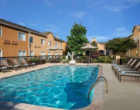 Sonesta Select Chattanooga Hamilton Place’s outdoor pool has shaded tables and chairs as well as sun loungers by the side.