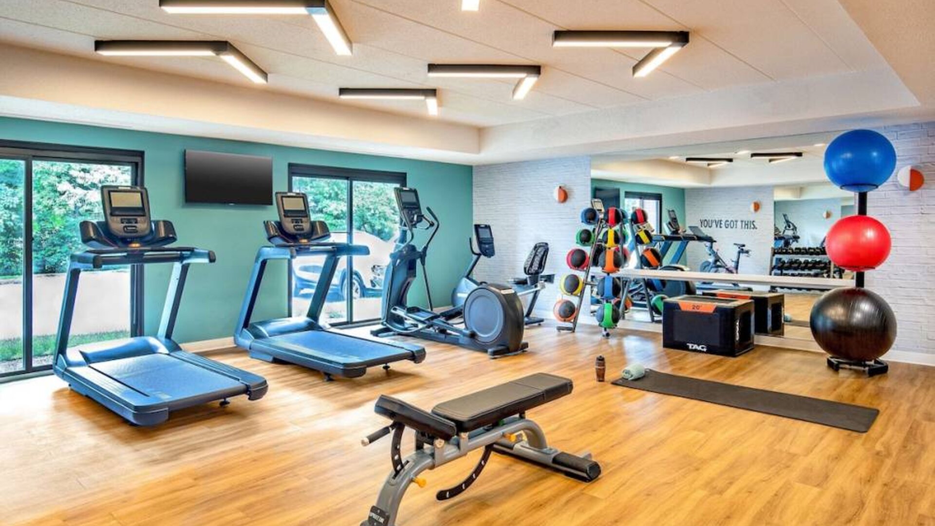 Sonesta Select Boston Foxborough Mansfield’s fitness center has a bench and rows of free weights, in addition to various exercise machines.