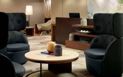 Sonesta Select Atlanta Cumberland Galleria’s lobby lounge is furnished with comfortable chairs and coffee tables.
