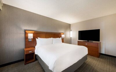 Sonesta Select San Jose Airport double bed guest room, including a large widescreen television.