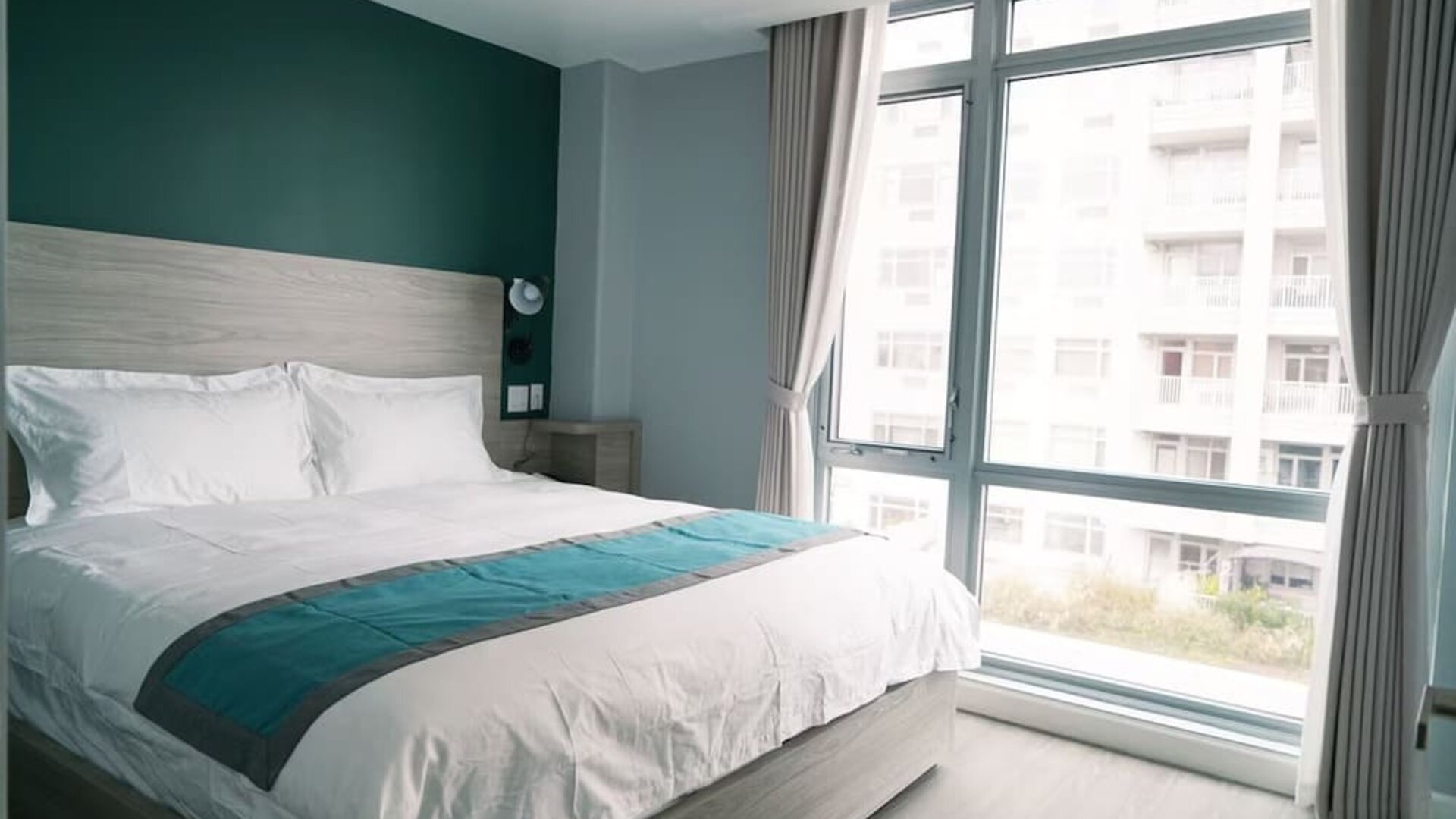 Delux king room overlooking the city. 