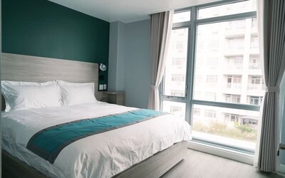 Delux king room overlooking the city. 