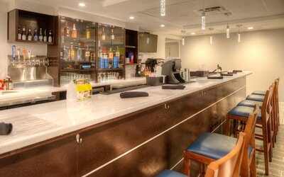 Bar and coworking space at Holiday Inn Belcamp - Aberdeen Area.