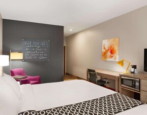 La Quinta Inn & Suites by Wyndham Lackawanna