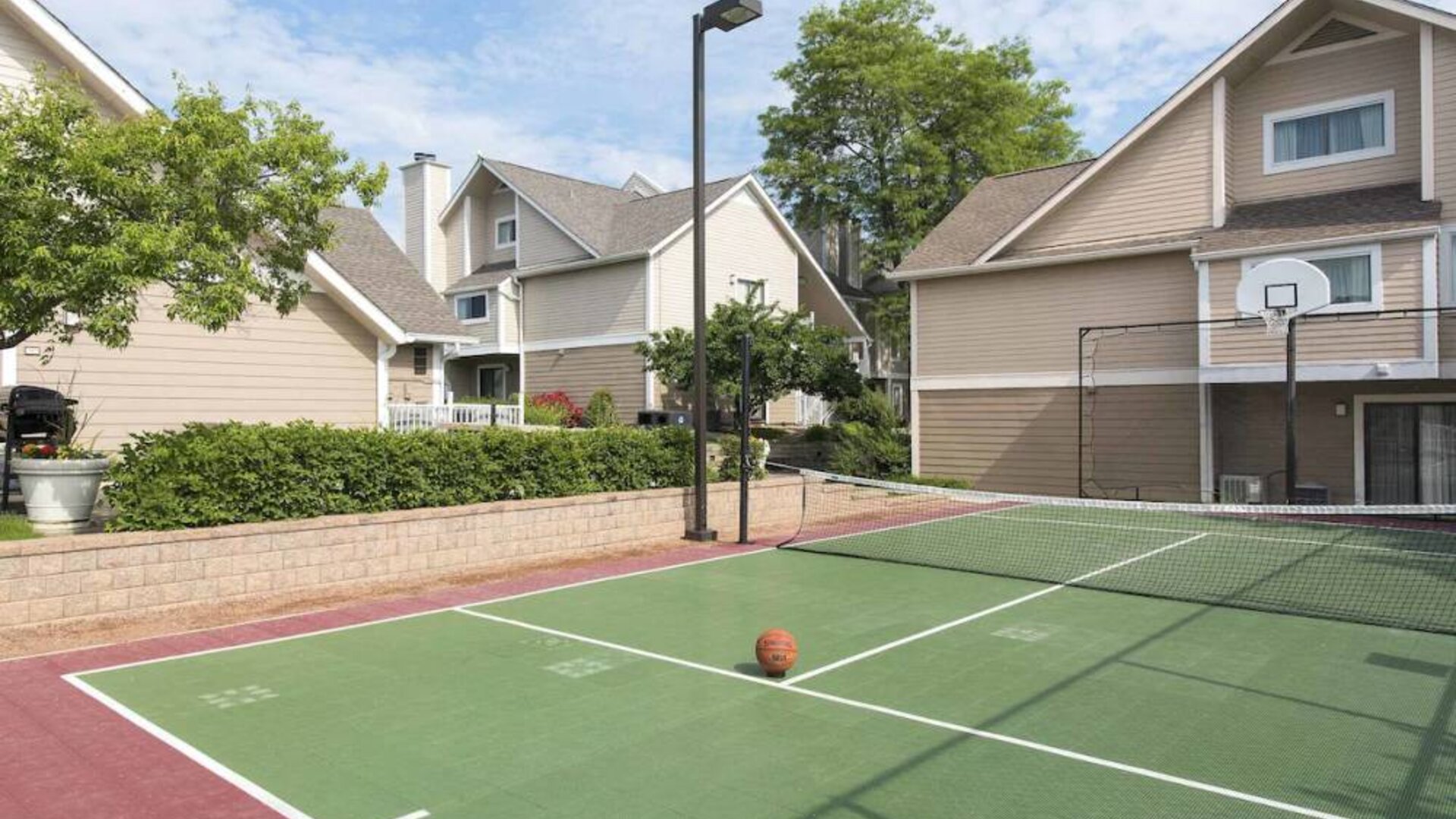 Sonesta ES Suites Cincinnati - Blue Ash’s sports court can be used for various activities including basketball and tennis.