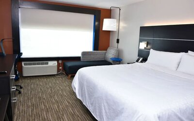 Day room with natural light at Holiday Inn Express & Suites Bensenville - O'Hare.