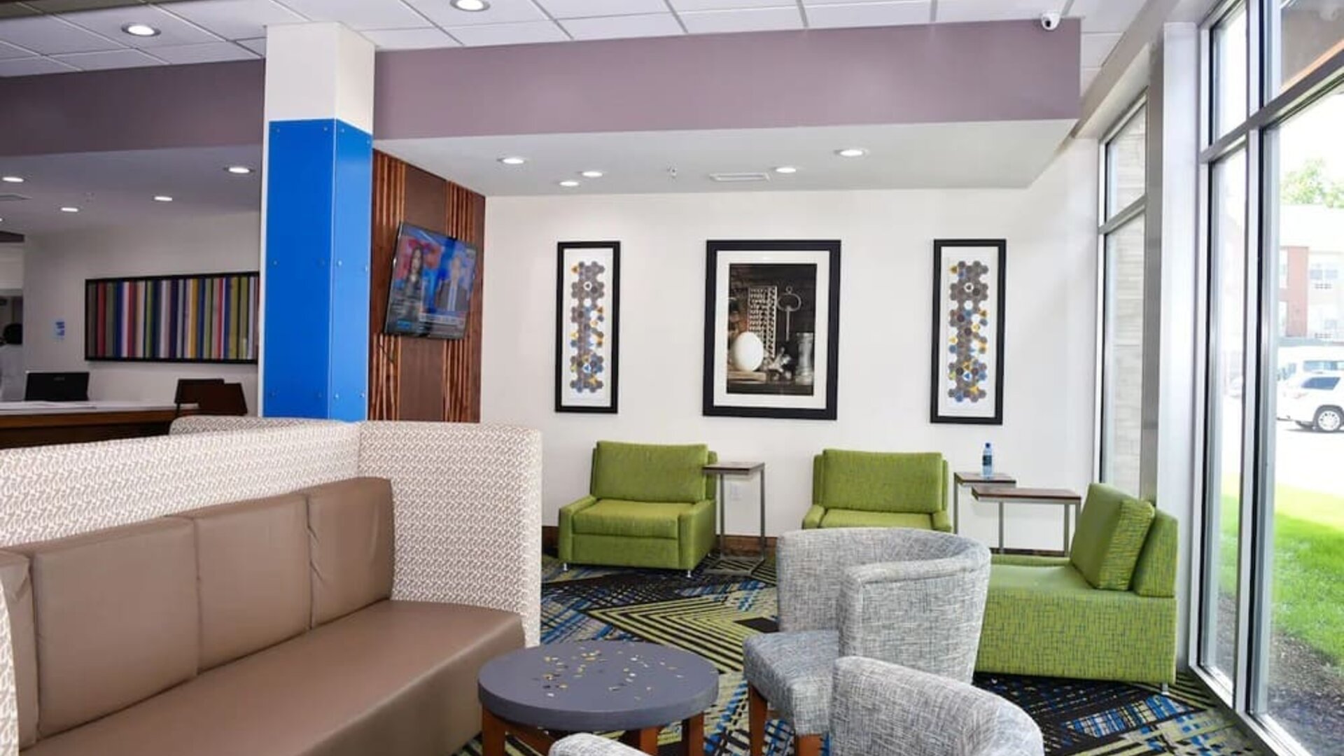 Lobby and coworking space at Holiday Inn Express & Suites Bensenville - O'Hare.