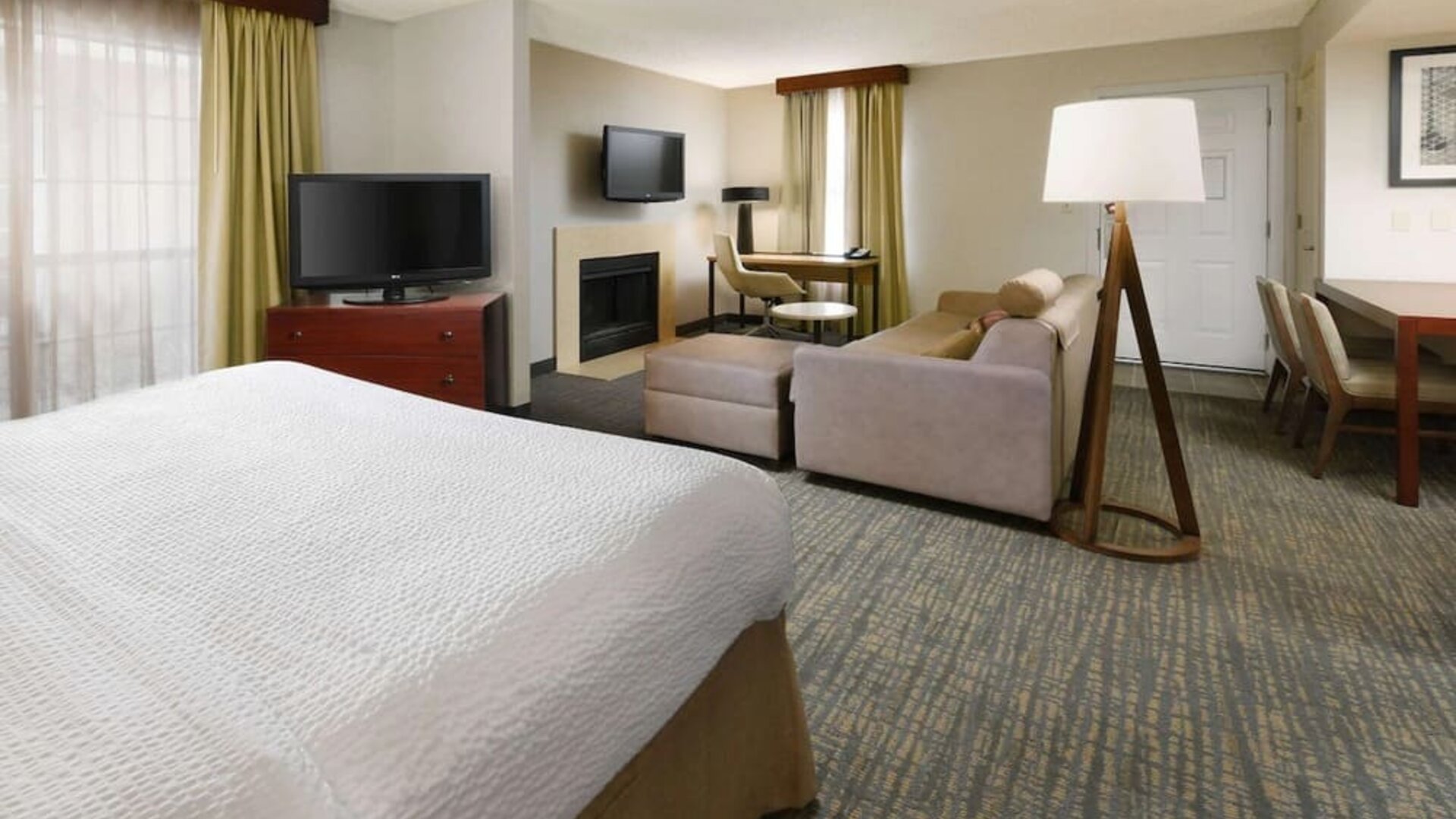 King room with lounge area at Sonesta ES Suites Albuquerque.