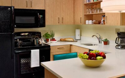 Sonesta ES Suites Flagstaff guest room kitchen, furnished with microwave, oven and hob, and fridge-freezer.